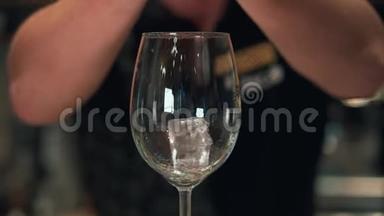 一个男人把<strong>冰块</strong>扔进杯子里。在夜总会或酒吧里，专业的酒保用<strong>冰块</strong>调制鸡尾酒